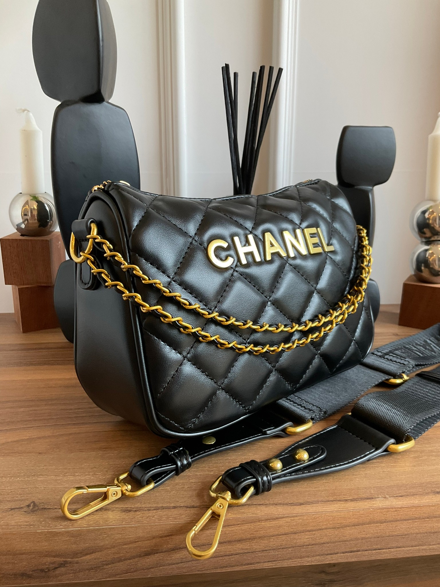 Chanel Crossbody bag black / CHANEL VIP GIFT CROSSBODY BAG กระเป๋าทรงสะพายข้าง ที่กำลังมาแรงมาในตอนนี้ ตัวกระเป๋าเป็นหนังพียูพรีเมี่ยม อะไหล่ทองวินเทจทั้งใบ ด้านหน้าประดับโลโก้แบรนด์ เปิดปิดด้วยซิปยาว ด้านในใส่กระเป๋าสตางค์ได้ถึงใบกลาง สามารถเป็นได้ทั้งกร