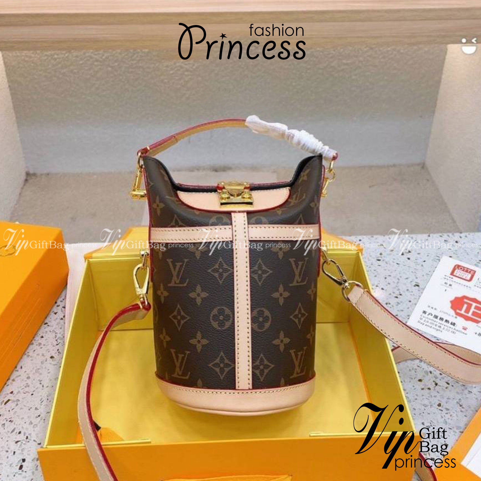 LV DUFFLE BAG กรเป๋าสะพายทรงบัคเก็ต ตัดเย็บด้วย Monogram แคนวาสที่ยืดหยุ่นพร้อมสัญลักษณ์ S-Lock ที่สร้างสรรค์ขึ้นอย่างประณีต เป็นตัวเลือกที่มีสไตล์สำหรับการใช้งานระหว่างวันไปจนถึงกลางคืน ใช้ถือ หรือสะพายไหล่ก็ได้