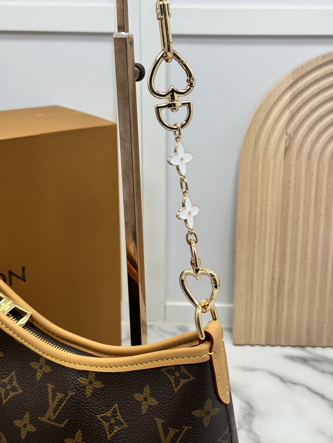 ORI หนังแท้ | LV Mini CarryAll Monogram canvas กระเป๋าสะพายไซ์เล็ก แครี่ออลรุ่นใหม่ มาพร้อมห่วงโซ่หัวใจห้อยสุดคิ้ว และสายสะพายแยกถอดได้ สวยหรูคลาสสิก