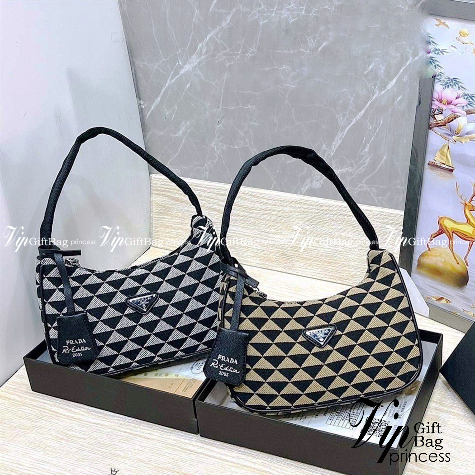 Prada Re-Edition Symbole jacquard Bag / Prada hobo shoulder bag กระเป๋าพราด้าสะพายไหล่ ลายมาใหม่ อะไหล่สีเงิน แมทง่ายได้ทุกลุค ไอเท็มสุดปัง ที่ฮิตตลอดกาลไม่ว่าจะปีไหนๆ จัดให้ครบทั้งสีขายดีและสีใหม่ล่าสุด ที่สายคุณหนูห้ามพลาด!! กับกระเป๋าสะพายทรงคลาสสิค เห