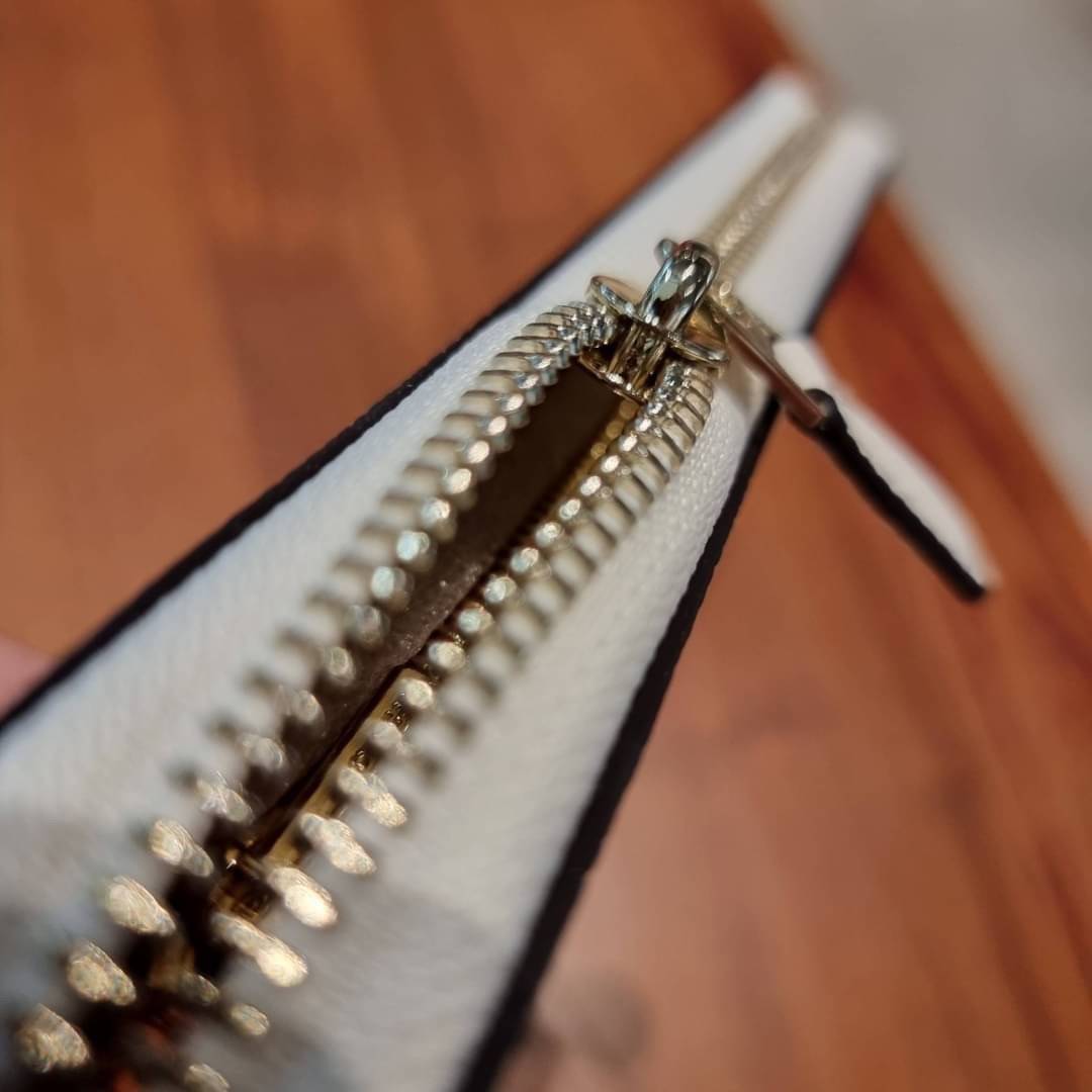 COACH ACCORDION ZIP WALLET IN SIGNATURE CANVAS WITH DAISY BUNDLE / MEADOW PRAIRIE / SPACED WILDFLOWER / DAISY BUNDLE PRINT C0033/F31778/69832 กระเป๋าสตางค์ใบยาว ลวดลายน่ารักน่าใช้มากๆ พื้นเป็นลายซีเอกลักษณ์ วัสดุหนังแคนวาสเคลือบลาย เปิด-ปิดด้วยซิปรอบ ใส่ม