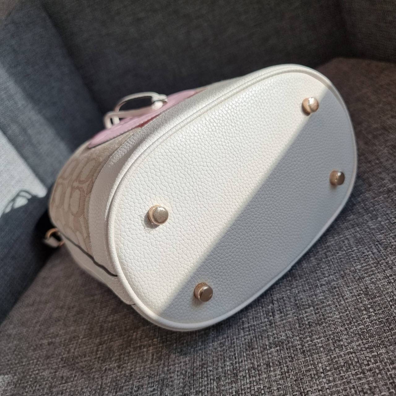 OUTLET 】COACH DEMPSEY DRAWSTRING BUCKET BAG IN SIGNATURE JACQUARD WITH STRIPE AND COACH PATCH C4101 C4102 พี่สาวใบใหญ่สุดสวยมาแล้วจ้า!! กระเป๋าทรงถังไซส์ใหญ่ ที่สาวๆรอคอย ใช้งานง่ายด้วยการรูดหนังปิดรอบปากกระเป๋า ทุกอย่างลงตัวที่สุด!! โดดเด่นด้วยลวดลายสีสั