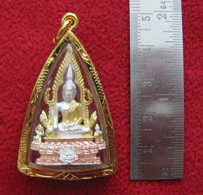 องค์พระพุทธชินราชองค์ใหญ่เนื้อสามกษัตริย์เลี่ยมกรอบทองไมครอนพร้อมใบคาถาค่ะ