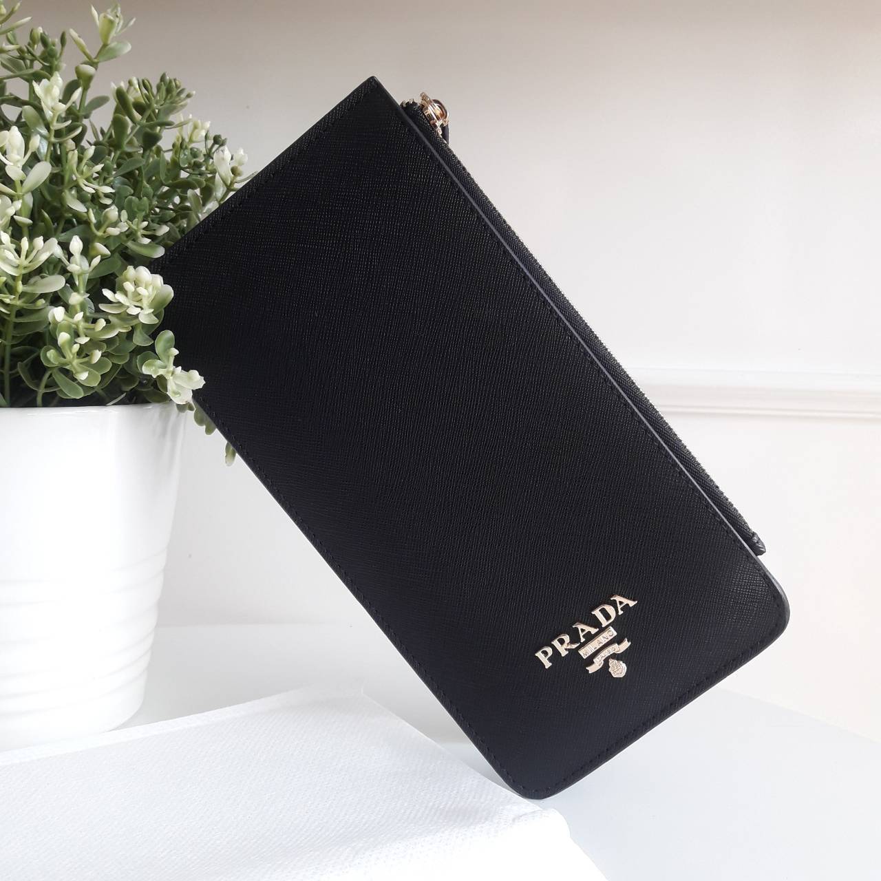 Best Seller รุ่นขายดีเว่อร์วัง♡♡ **สำหรับคนชอบใส่บัตรเยอะ แนะนำรุ่นนี้คะ งานพรีเมี่ยมกิ้ฟท์จากเค้าเตอร์ต่างประเทศ กลับมาพร้อมส่งครบสี อีกครั้งค่า กระเป๋าสตางค์ทรงสวย สะดุดตา หนังสัมผัส Safiano จากแบรนด์ PRADA มีช่องใส่นามบัตรมากถึง 16 ช่อง ด