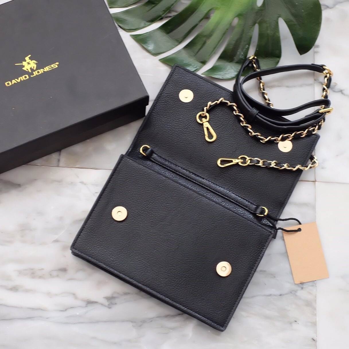 David Jones Clutch Bag กระเป๋าสะพายทรง cluth ขนาดกำลังดี วัสดุหนังวัวแท้ หนังนิ่ม ตัวกระเป๋าเปิดปิดด้วยกระดุมแม่เหล็ก ภายในมีช่องเล็กใบบัตร ด้านหลังมีอีก 1 ช่องใส่โทรศัพท์ได้ค่ะ มาพร้อมสายยาวถอดได้ สะพาย crossbody ได้ค่ะ คุ้มค่าคุ้มราคา