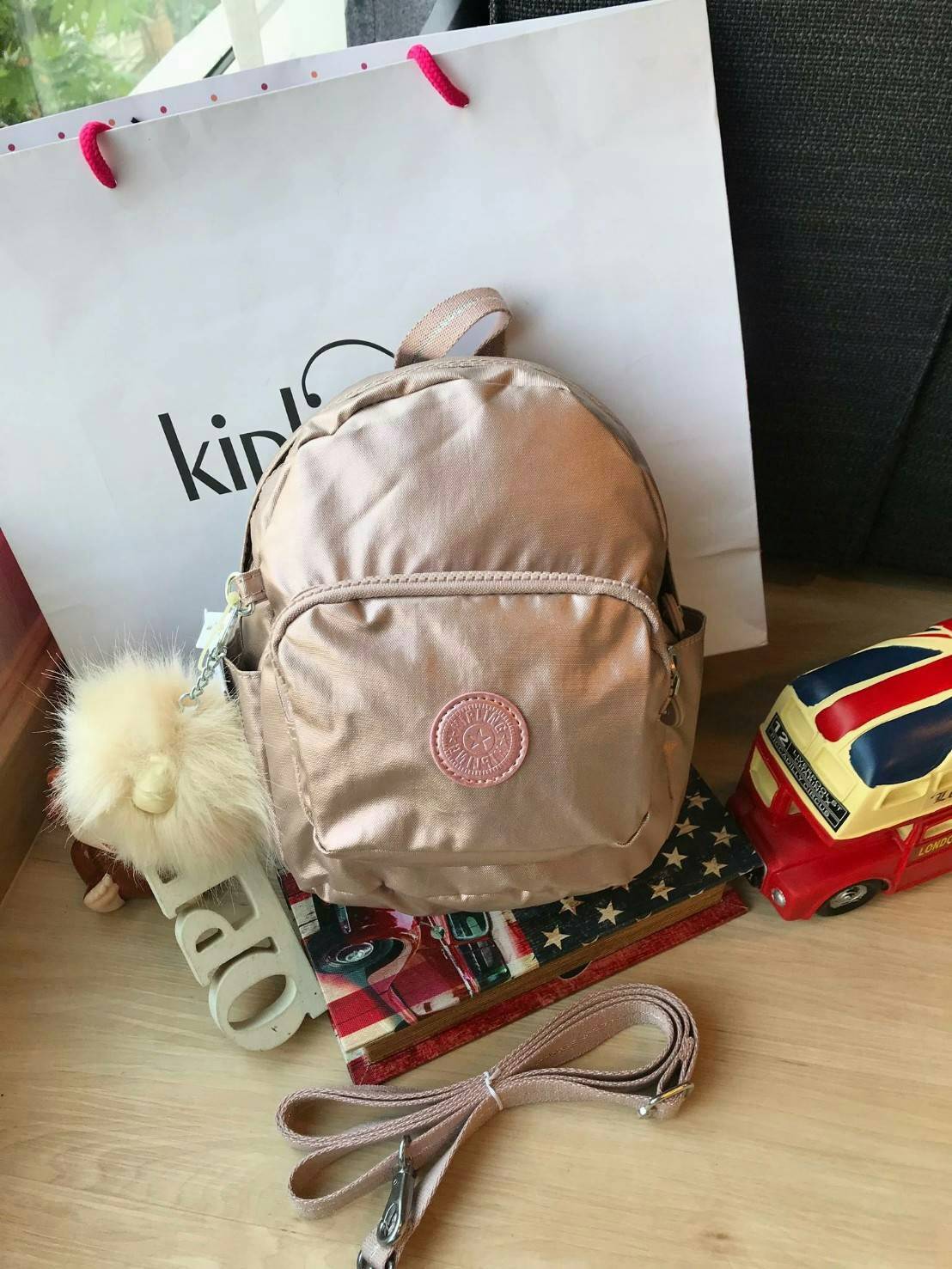 Kipling Kaopin Mini Backpack Woman’s กระเป๋าเป้สะพายรุ่นใหม่!!ขนาดมินิ สามารถแบบเป้หรือทรงcrossbody ได้ มีหลายช่องใช้งาน ด้านหน้าเป็นช่องซิปเล็กใส่ของจุกจิก ภายในมีช่องเล็กแยกเป็นสัดส่วน ใส่กระเป๋าสตางค์ยาวหรือมินิไอแพคได้ ขนาดกะทัดรัด มาพร้อมพวงกุญแจลิงส