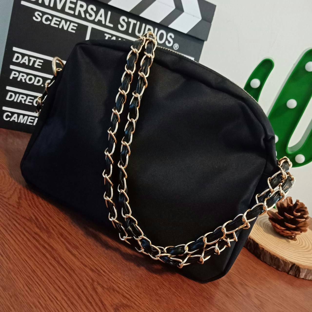 ุ่นใหม่ล่าสุด !! Chanel Cosmetic Bag With Chain VIP Gift With Purchase กระเป๋าสะพายทรงสวย วัสดุ Nylon เต็มใบ สีดำดีไซน์ทรงกลมด้านหน้าประดับโลโก้แบรนด์วิ้งๆสวยหรูดูดี เปิดปิดด้วยซิป หัวซิปแบรนด์อะไหล่ทอง ด้านในมีช่องใหญ่สองช่อง จุของได้เยอะมากเว่อคะ จะสะพา
