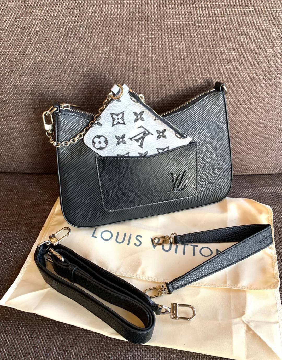 VIP 🥂 LOUIS VUITTON MARELLR EPI LEATHER รุ่นนี้ลายหนังเป็นลายไม้ มีโลโก้แบรนด์แบบฉลุด้านหน้า มาพร้อมกระเป๋าใบลูกแบบซิปจัดเก็บได้ตรงช่องด้านหน้า สามารถถอดออกแยกใช้งานได้ต่างหากนะคะ เปิดปิดกระเป๋าแบบซิป ภายในโล่ง สามารถใส่กระเป๋าเงินใบยาวได้;ของจุกจ