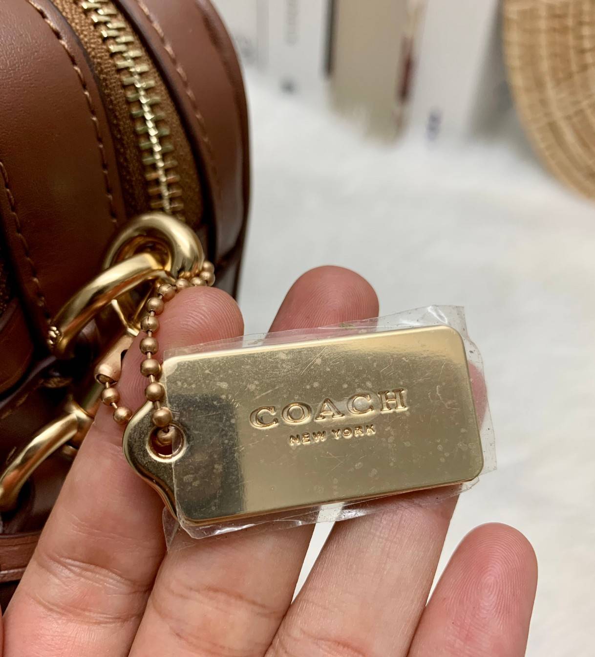 ใครรออยู่จัดเลยค่ะ มากี่รอบไม่พอจริงๆค่ะ😁 COACH JES CROSSBODY IN SIGNATURE BAG กระเป๋าสะพายข้าง//ครอสบอดี้ร์ วัสดุหนังแท้ หนังนิ่มทรงสวย 🔺อะไหล่ป้ายห้อยโลหะแบรนด์นะคะ กระเป๋าแบ่ง2ซิป แต่ละช่องกว้าง สามารถใส่กระเป๋าเงินใบยาวได้; ของจำเป็นได