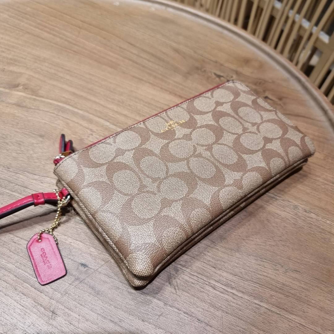 COACH F54057 DOUBLE ZIP WALLET IN SIGNATURE กระเป๋าคล้องมือ size L ใบนี้ใส่มือถือได้ทุกรุ่น ขนาดกำลังดี พกพาสะดวกมากๆ วัสดุหนังสังเคราะห์ ภายในเป็นผ้าสีสวยคม ใส่ธนบัตร ใส่บัตรได้เยอะ ใส่มือถือได้สบายๆทุกรุ่น ตอบโจทย์สาวๆที่ไม่ชอบพกเยอะวุ่นวายจ้า ใบนี้เอาอ