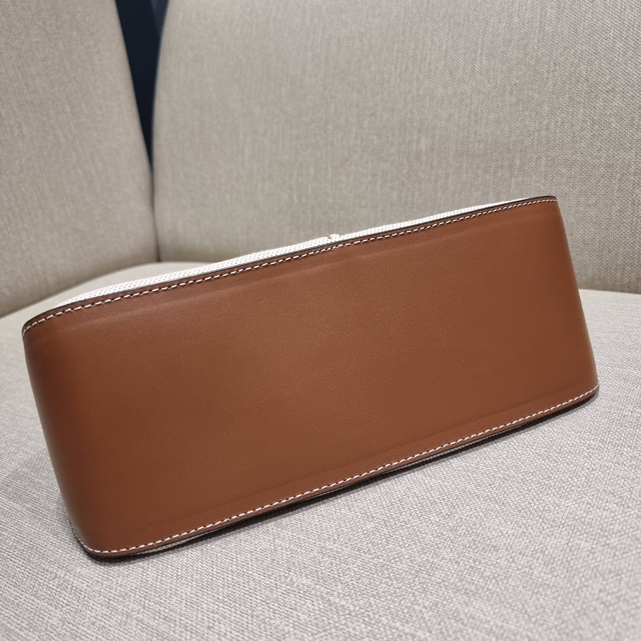 TORY BURCH MCGRAW CANVAS WEDGE กระเป๋าสะพายไหล่ ทรงสวยไม่ซ้ำ ไม่เกร่อ!! สะดวกใช้งาน ดีไซน์เรียบแต่แฝงความหรู และคลาสสิคในตัว วัสดุผ้าแคนวาสตัดสลับหนังแท้ สวยคม เปิด-ปิดด้วยซิป ภายในเป็นช่องโล่ง มีช่องย่อยเก็บบัตร มาพร้อมสายสะพายในตัว ปรับได้อีกเล็กน้อย ไอ