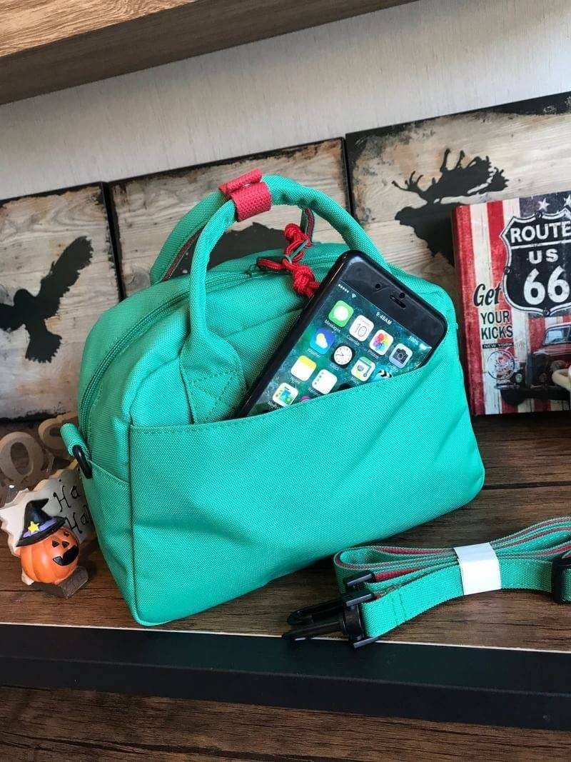 Anello 2Way mini boston Bag คอลเลคชั่นสีทูโทนสดใสต้อนรับลมร้อน กับกระเป๋าถือหรือสะพายข้าง วัสดุผ้าแคนวาสตัดสีทูโทน ที่หูจับมีตัวล้อคสาย มีฐานกว้างตั้งอยู่ทรง เหมาะกับการใช้งานที่สะดวกสบาย มีช่องใช้งานทั้งภายในและภายนอก ใส่ได้ทั้งกระเป๋าสตางค์ทรงยาว มินิไอ