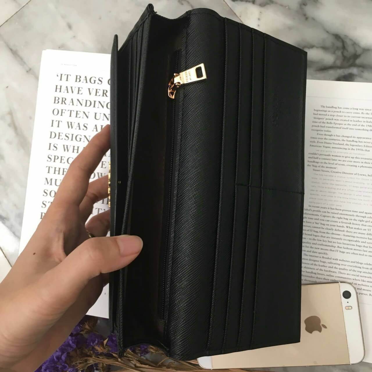 งานพรีเมี่ยมกิ้ฟ จากเคาเตอร์ต่างประเทศคะ ได้ กระเป๋าอเนกประสงค์ จากแบรนด์ PRADA มาค่า เป็นกระเป๋าหนัง saffiano ตามแบบฉบับของแบรนด์เลย มีช่องใส่บัตร ถึง 12 ช่อง และช่องซิปใส่ของจุกจิกได้คะ ขนาดกำลังดีคะ ถือแล้วสวยมากๆ อะไหล่ทองหรูมาก *ใช้แล้วสวยแน่นอน