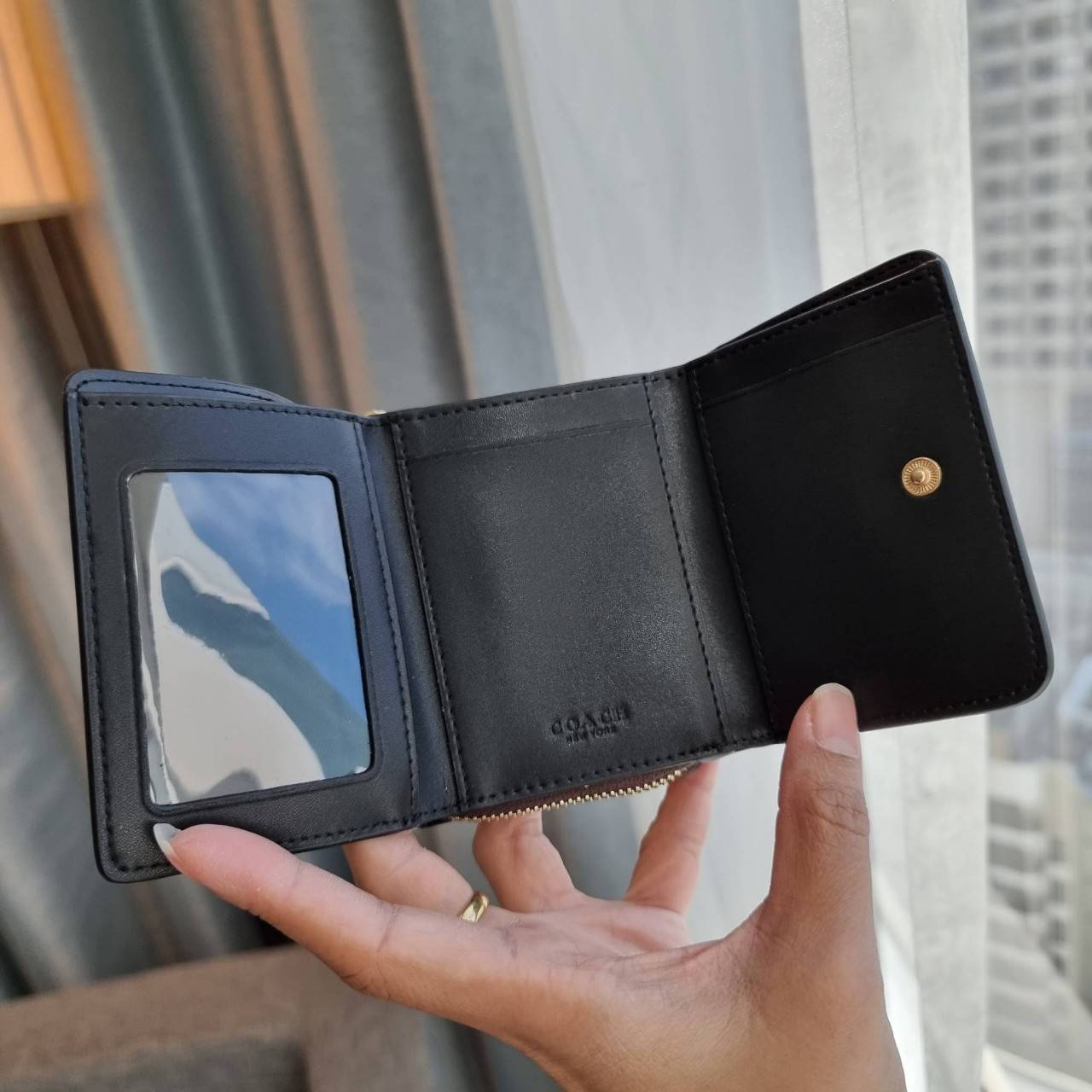 OUTLET 】COACH F41302 SMALL TRIFOLD WALLET IN SIGNATURE CANVAS สวยคลาสสิค พกพาง่าย ใบเล็กน่ารักน่าใช้ ต้องยกให้ใบนี้จ้า 💗💋 ตอบโจทย์คนชอบพกน้อยที่สุด!! กระเป๋าสตางค์ใบสั้นหนังแคนวาสเคลือบคุณภาพดี ภายในเป็นหนังแท้ ใส่บัตร ใส่ธนบัตรได้ทุกชนิด 