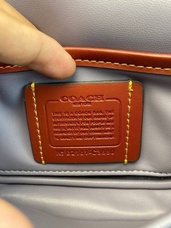 Coach Pillow Tabby Shoulder Bag 18 หนัง nappa หนานิ่ม นุ่มมากๆ รุ่นใหม่ล่าสุดค่ะ! พร้อมโลโก้รุ่นใหม่ด้วยเช่นกัน เพิ่มความหรู ดูดีเข้าไปอีกค่ะ เปิดปิดกระเป๋าแบบกระดุมแมาเหล็ก ภายในมีช่องใส่ของสองช่อง; สามารถใส่กระเป๋าเงินใบสั้นได้;พาสปอร์ตได้;มือถือได้ ค่ะ