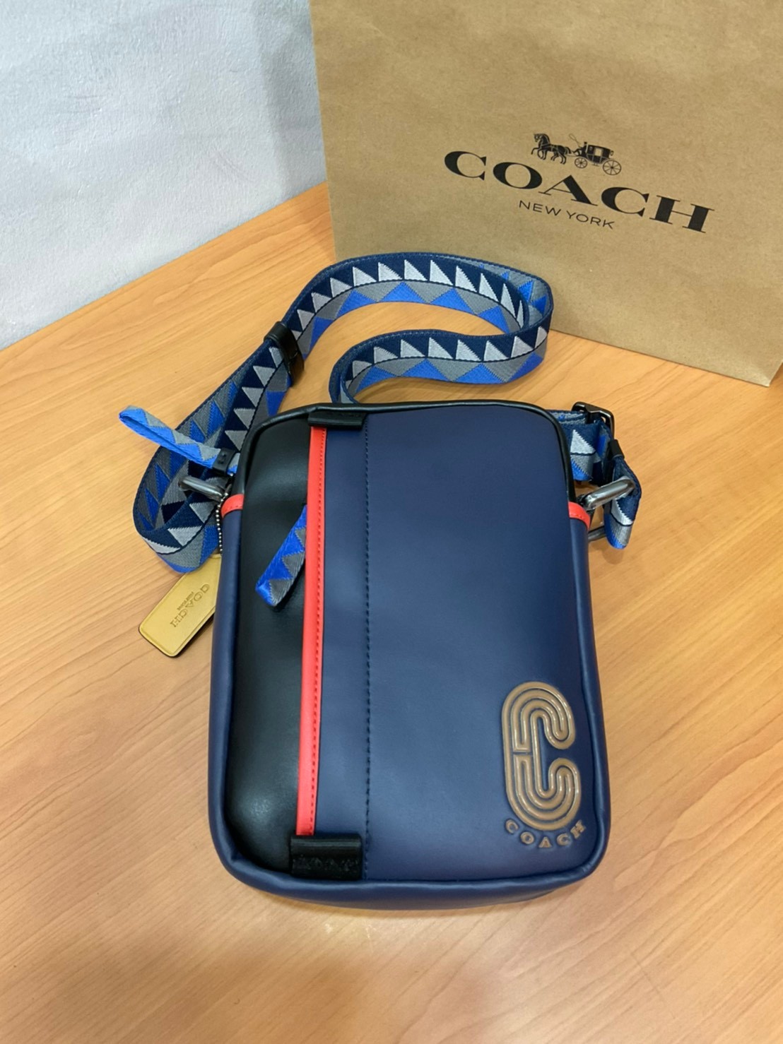 COACH NORTH/SOUTH EDGE CROSSBODY (COACH 5626) IN SIGNATURE CANVAS (COACH 6788) กระเป๋าสะพายผู้ชาย กระเป๋าสะพายรุ่นใหม่ ชนช็อป (!!)รุ่นหายาก สี COBALT MULTI วัสดุทำจาก หนังลูกวัวแท้ เนื้อเรียบ พิมพ์ลาย ขนาดกำลังดี