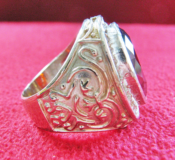 แหวนพลอยทับทิมแดงเนื้อทองขาวล้อมเพชร(ราศีกรกฎ)ค่ะ