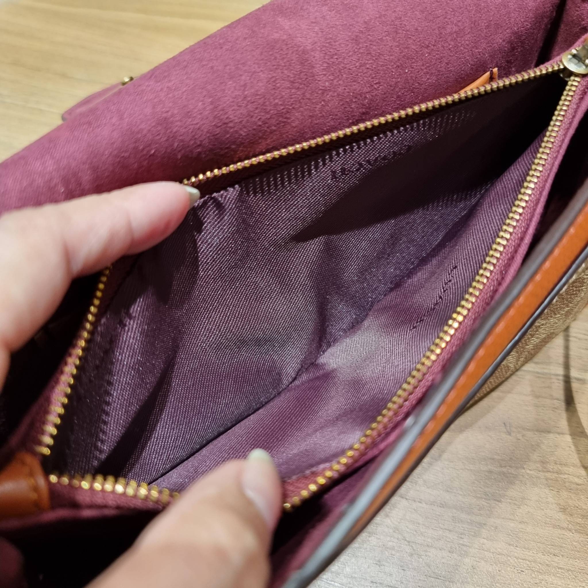 COACH TABBY SHOULDER BAG 26 IN SIGNATURE CANVAS WITH BEADCHAIN (6793,91215) กระเป๋าสะพายไหล่ ดีไซน์วินเทจย้อนยุค สวยคมชัด คลาสสิคใช้ได้ทุกลุค วัสดุหนังแท้สลับหนังแคนวาสเคลือบลาย เปิด-ปิดด้วยแม่เหล็กในตัว รับรองแน่นหนา ด้านหลังมีช่องแยก ภายในเป็นช่องโล่ง ข