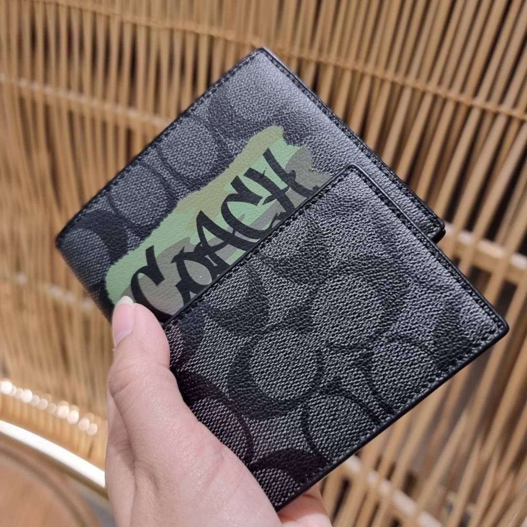 COACH DOUBLE BILLFOLD WALLET IN SIGNATURE CANVAS WITH WOLF MOTIF F31522 WITH GRAFFITI F37333 น้องชายสุดหล่อมาแล้ววว!! 😎 กระเป๋าสตางค์ใบสั้น เอาใจหนุ่มๆ ดีไซน์รูปหมาป่า สุดเท่ ด้านในกระเป๋าเป็นหนังแท้ มีช่องใส่บัตรเยอะ ใส่ธนบัตรได้ทุกชนิด และมี kee
