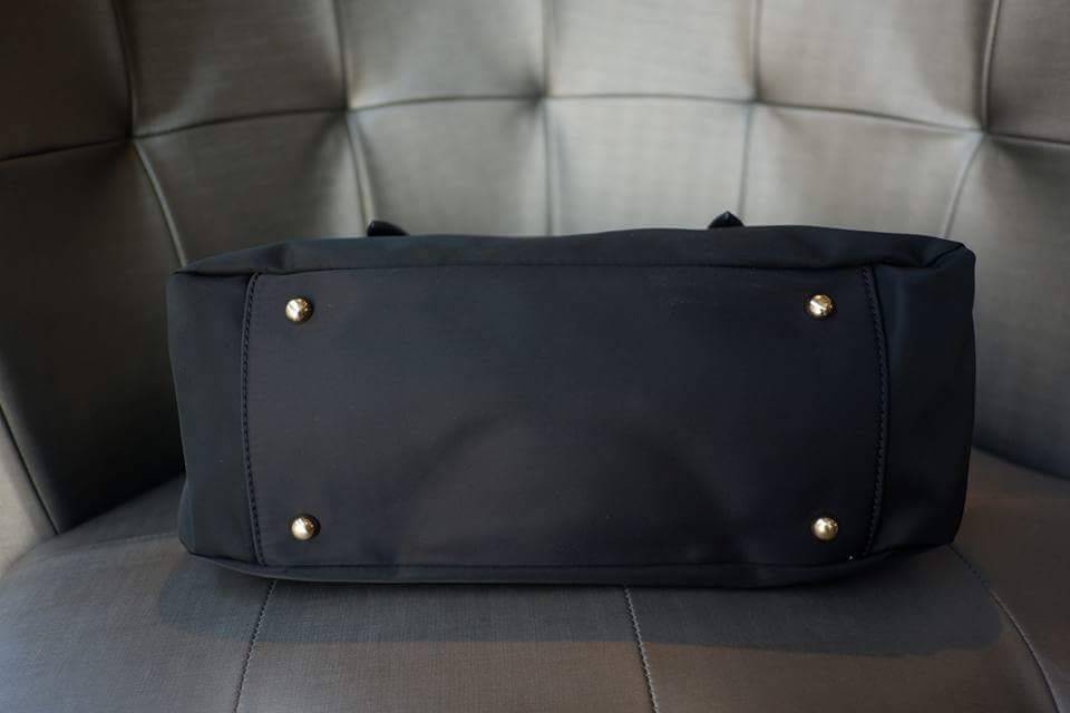 Prada tote bag งาน premium gift จาก counter ต่างประเทศค่ะ Limited edition กระเป๋าถือหรือสะพายไหล่ จาก PRADA วัสดุ Nylon ตามแบบฉบับแบรนด์เลย เปิดปิดด้วยซิป ภายในมีช่องเล็ก + ช่องซิป สายสะพาย ถอดปรับได้ จุได้เยอะ ใส่กระเป๋าสตางค์ยาว, iPad, A4 ได้ สวยคุ้มค่า