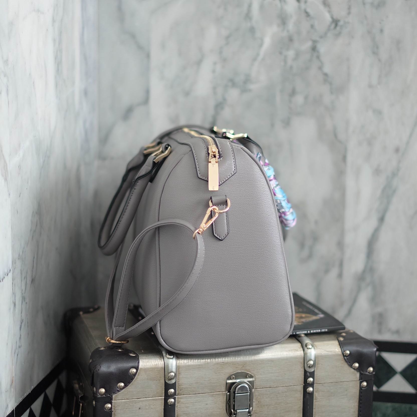 รุ่นใหม่ล่าสุด จากแบรนด์ Berke ขนาด มินิ หนังลายสวยมากคะ ขนาดใหญ่ จุของคุ้ม แต่น้ำหนักเบา ดูแลรักษา ตกแต่งด้วยผ้าพันกระเป๋ารุ่นพิเศษ ปรับ พันเป็นโบว์ได้คะ ทำให้กระเป๋าน่ารักสุดๆ พร้อมสายสะพายยาว ภายในมีช่องซิป และช่องใส่ของจุกจิก 2 ด้าน เลยค่า หูกระเป๋าพั