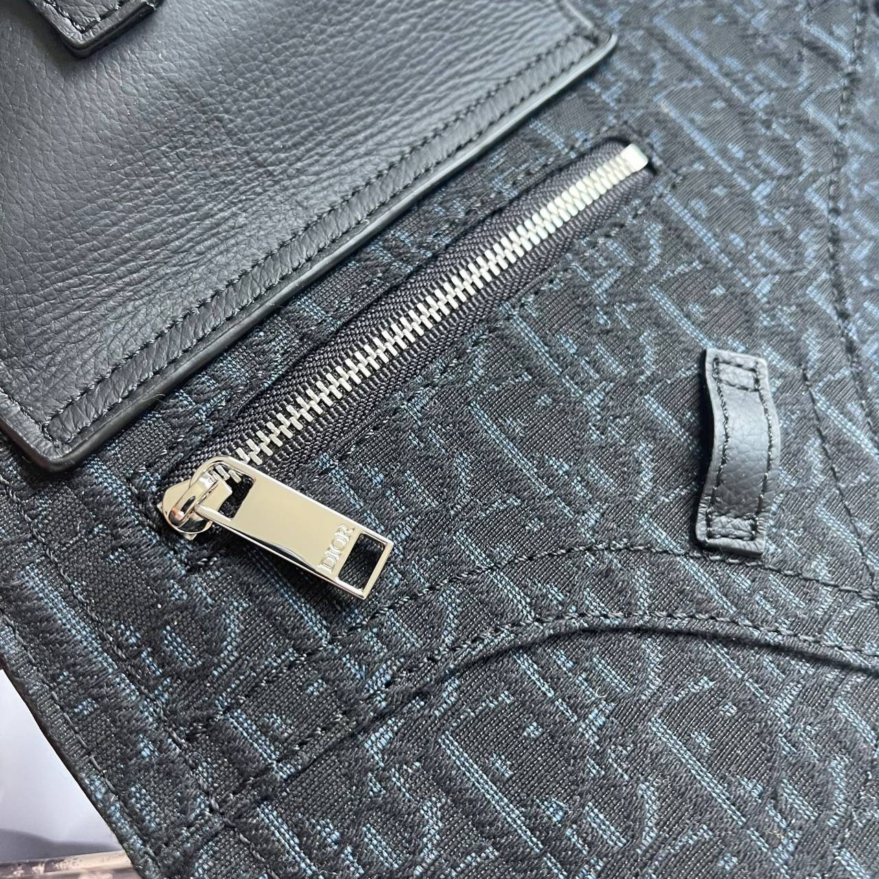 หนังแท้ CHRISTIAN DIOR SADDLE POUCH Black Dior Oblique Jacquard พร้อมส่งที่ไทย กระเป๋า Saddle pouch คู่ใจขนาดกะทัดรัดและเหมาะสำหรับใช้ในชีวิตประจำวัน วัสดุหนังแท้และผ้าแจ็คการ์ดอย่างดีทั้งใบ เกรดออริจินอลหนังแท้ทั้งใบ ภาพสินค้าถ่ายจากงานขายจริง ใช้งานต่าง