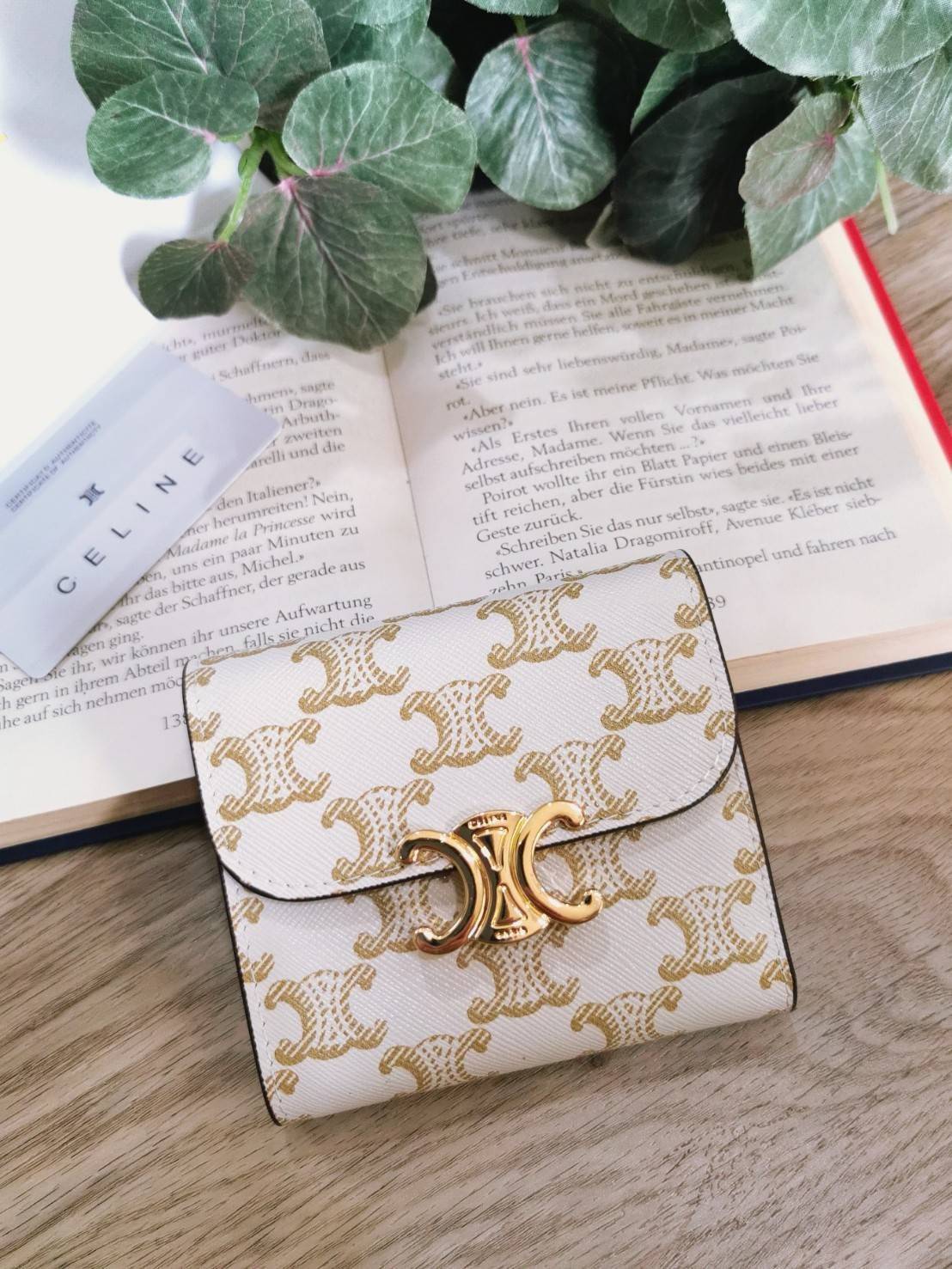 พรีเมี่ยมกิ๊ฟแท้ 100% 】CELINE SHORT WALLET VIP GIFT WITH PURCHASE (GWP) พรีเมี่ยมกิ๊ฟ Limited จาก CELINE HAUTE PARFUME DUTYFREE COUNTER วัสดุ Triomphe Canvas หนังสวยอยู่ทรงปั้มโลโก้ด้านหน้าเปิดปิดฝาพับกระดุม