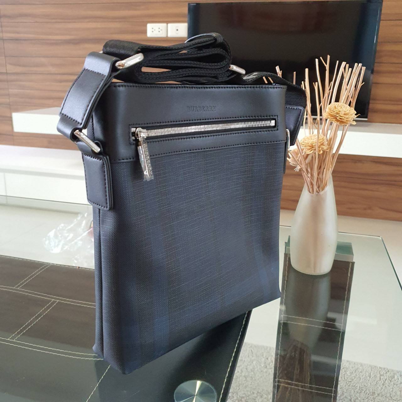 พร้อมเป็นของขวัญ มอบให้คุณผู้ชายแล้วค่ะ สำหรับ BURBERRY CROSSBODY VINTAGE BAG VIP GIFT WITH PURCHASE (GWP) พรีเมี่ยมกิ๊ฟ Limited Edition จากBURBERRY วัสดุหนังโทนสีสุภาพ คลาสสิก ตกแต่งด้วยซิปสะดวกใช้ด้านหน้า ช่องหลักเปิดปิดด้วยซิปยาวด้านบน พร้อมช่องซิปอีกห