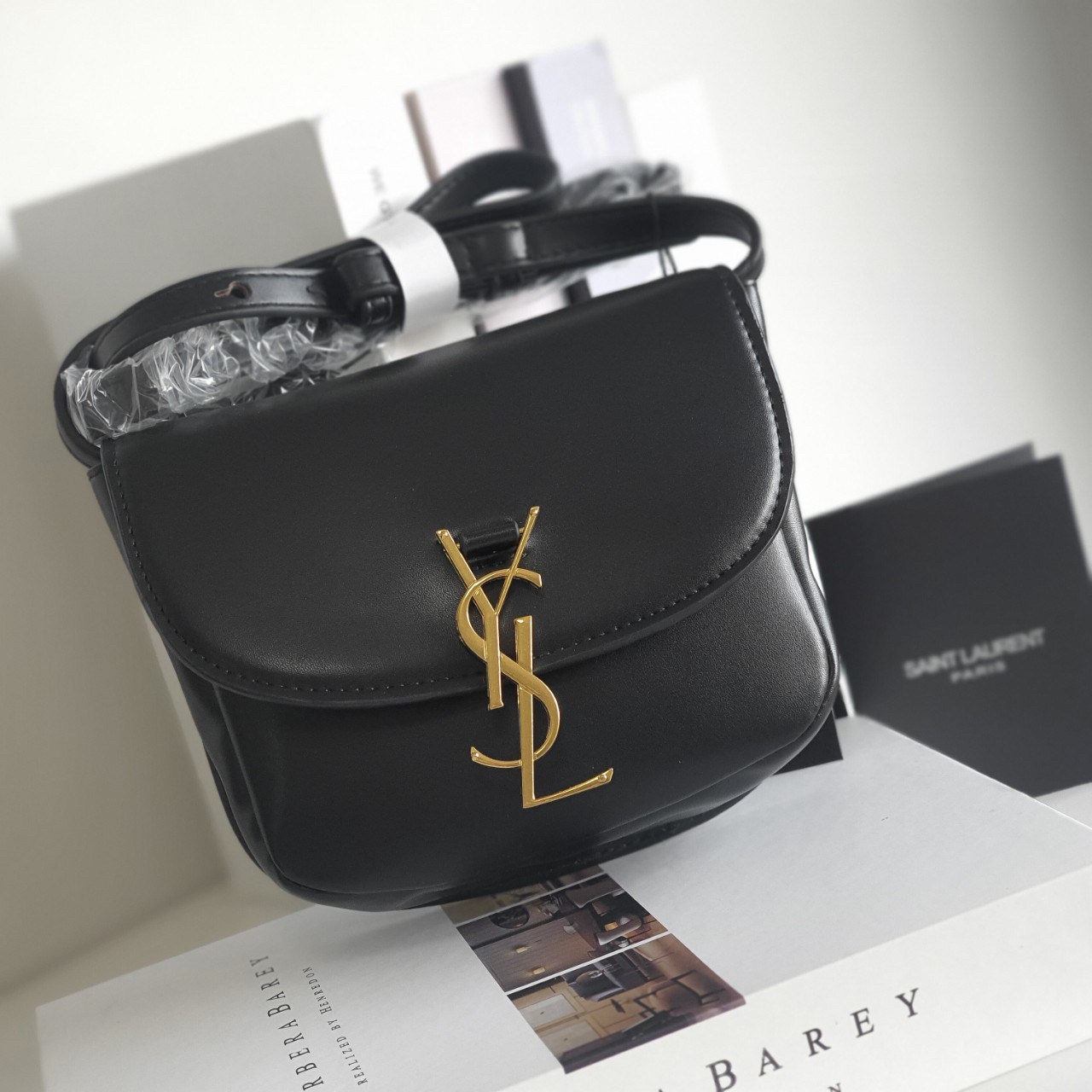 YVES SAINT LAURENT YSL BAG VIP GIFT WITH PURCHASE (GWP) พรีเมี่ยมกิ้ฟ Limited Edition จาก YSL DUTY FREE COUNTER ทรงสี่เหลี่ยมหนังสวยหรูอยู่ทรงเปิดปิดด้วยฝาปิดโลโก้แบรนด์อะไหล่ทองวินเทจ ภายในโล่งมีช่องหลัก และช่องใส่บัตรสามารถใส่มือถือของใช้จุกจิกได้เยอะ ส