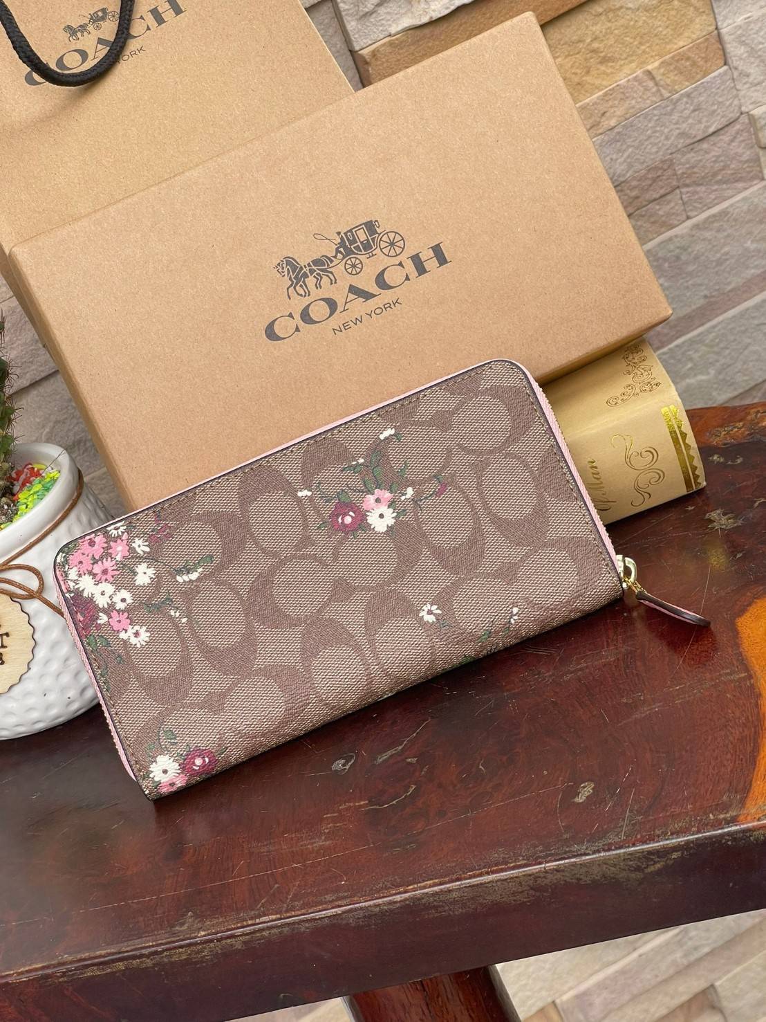 COACH ACCORDION ZIP WALLET IN SIGNATURE CANVAS กระเป๋าสตางค์ใบยาวนี้ที่เหมาะกับการใช้งานทุกรูปแบบ นอกจากเพิ่มความมั่นใจแล้ว ยังทำให้ชีวิตของเราง่ายขึ้นอีกด้วย โดยการเปิดปิดแบบซิปรอบ สามารถใส่ธนบัตร เหรียญ บัตรต่างๆได้หลายใบเลยทีเดียว ขนาดของกระเป๋าสามารถถ