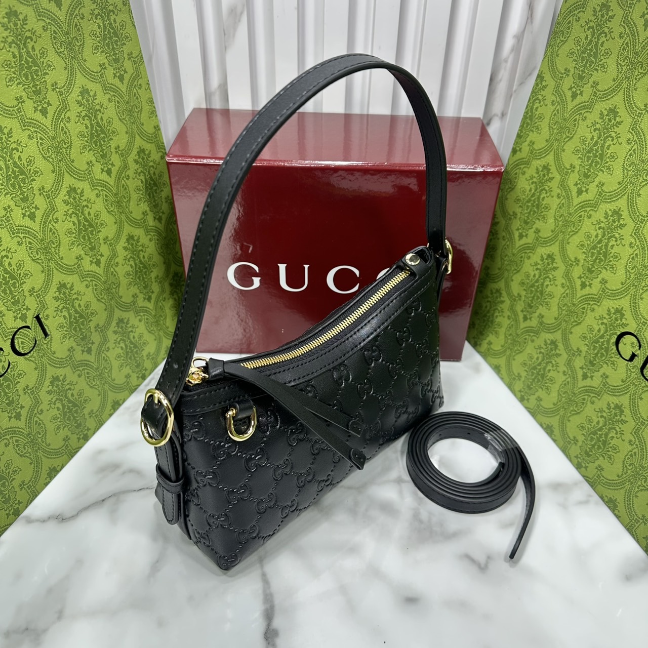 ORI หนังแท้ | Gucci GG Emblem small shoulder bag กระเป๋าสะพายทรงพอช ถือ/คล้องไหล่เก๋ๆหรือสะพายข้างได้ ทรงสวยคลาสสิค มีอะไหล่ห่วงสำหรับห้อยพวงกุญแจได้ เป็นไอเท็มต้องมีและยกเป็น everyday bag ได้เลย