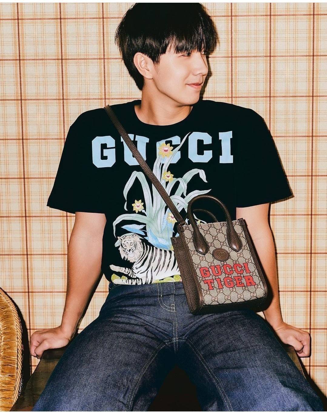 GUCCI Tiger GG mini tote bag ไซส์มินิ ร้อนแรงไฟลุก!! ต้อนรับปีเสืออย่างเป็นทางการ จัดให้แบบเลิศๆ กับกระเป๋าทรงโท้ท วีไอพีพรีเมี่ยมกิ๊ฟ ไซส์มินิ โดดเด่นด้วยฟอนท์ตัวใหญ่ สวยเอกลักษณ์ วัสดุหนังแคนวาสตัดขอบด้วยหนังแท้ ภายในเป็นช่องโล่ง ใส่ของจุกจิกได้ ใส่โทรศ