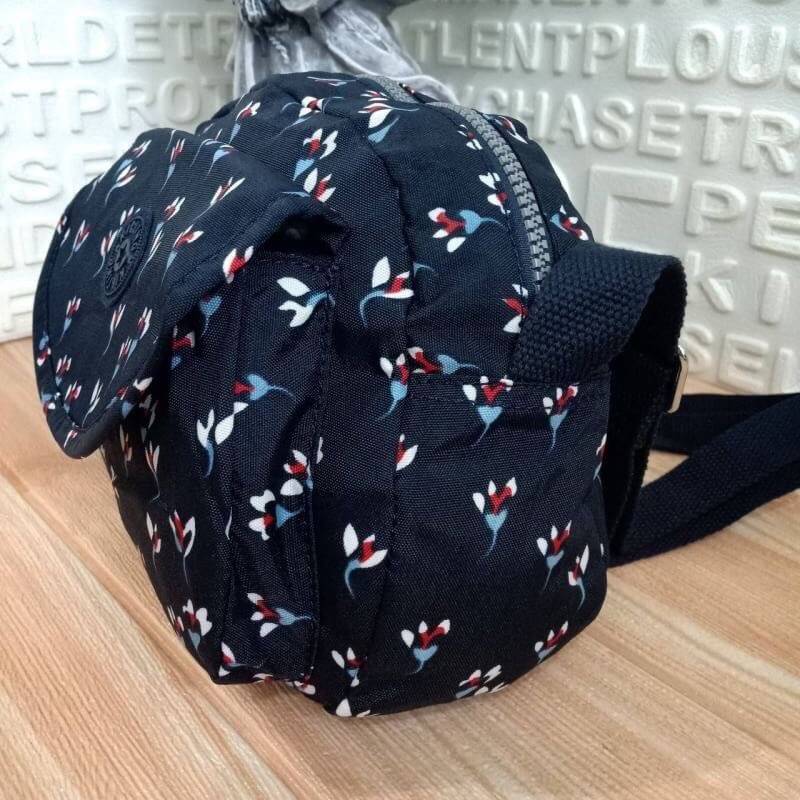 KIPLING Reth (Size S) shoulder & crossbody bag กระเป๋าสะพายวัสดุ Nylon&Polyester 100% ขนาดกำลังน่ารัก มาพร้อมพวงกุญเเจลิง มีช่องใส่ของ2ช่อง ช่องใหญ่ภายในมีป้ายและแท็กตรงซับใน มีซิปย่อยอีก 1 ช่องด้านใน,มีสายคล้องพวงกุญแจ ด้านหน้ามีอีก 1 ช่องสามารถใส่ของจุก