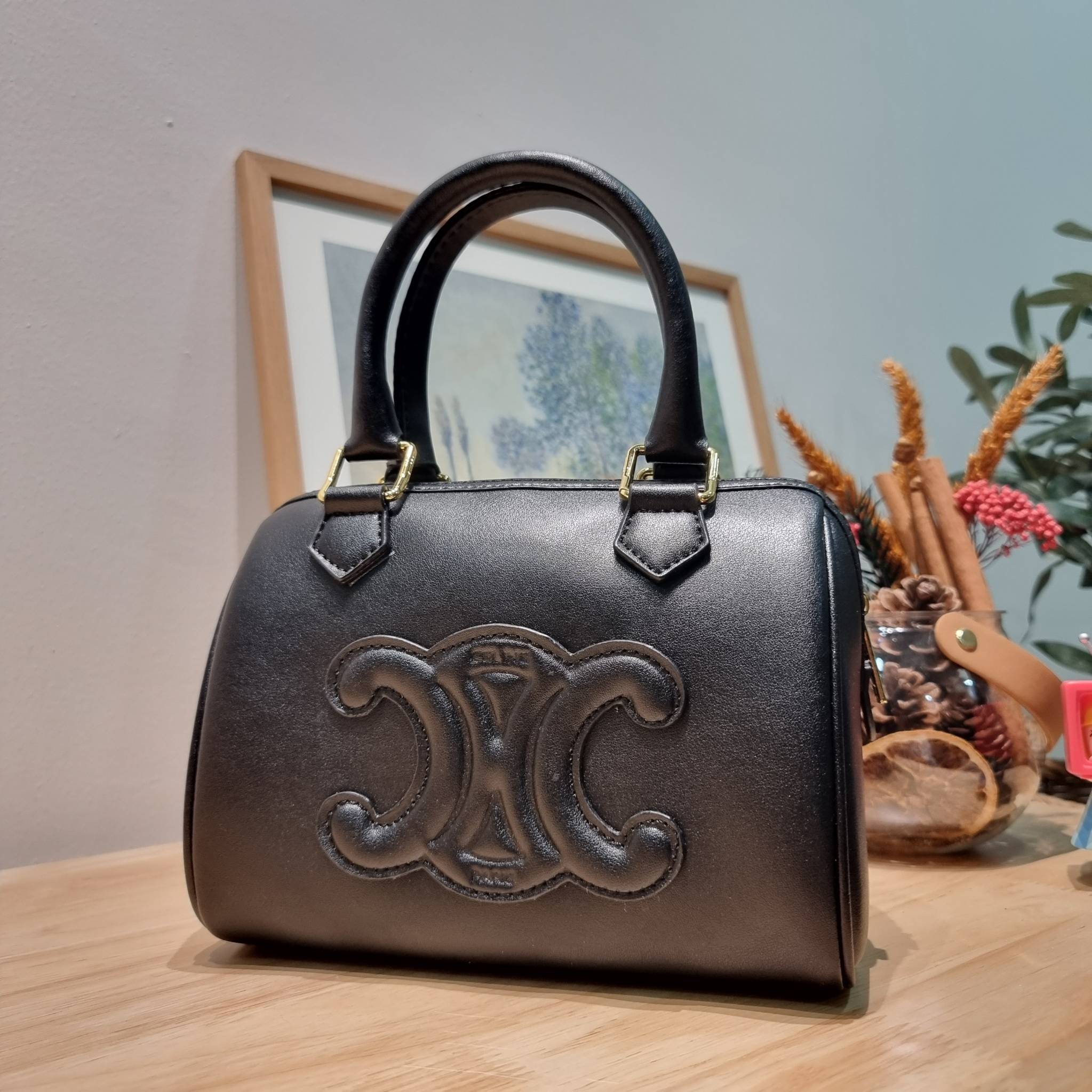 CELINE SMALL BOSTON CUIR TRIOMPHE IN SMOOTH LEATHER ฮิตมากกับสุดยอดความคลาสสิค ในรูปทรงสวย กับกระเป๋าสะพายทรงหมอน กะทัดรัด ขนาดกำลังดี ใช้งานสะดวก วัสดุหนังผิวเรียบ สวยคม