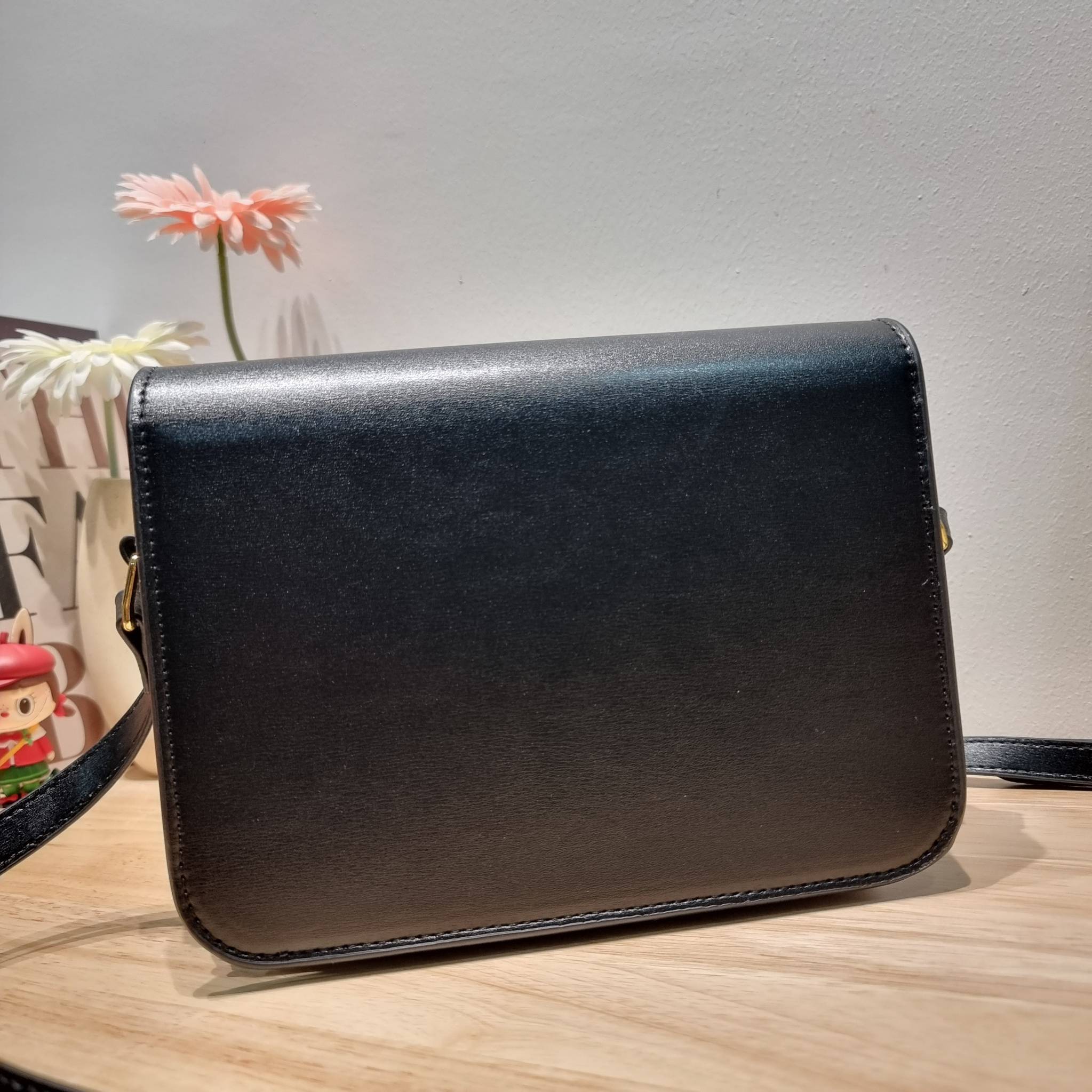 CELINE CLASSIQUE TRIOMPHE BAG IN SHINY CALFSKIN ไอเท็มสุดคลาสสิค ที่ขาดไม่ได้ กระเป๋าสะพายทรงสวยคลาสสิค แฝงความผู้ดี ที่ใช้ได้ทั้งชายหญิง วัสดุหนังคุณภาพดี