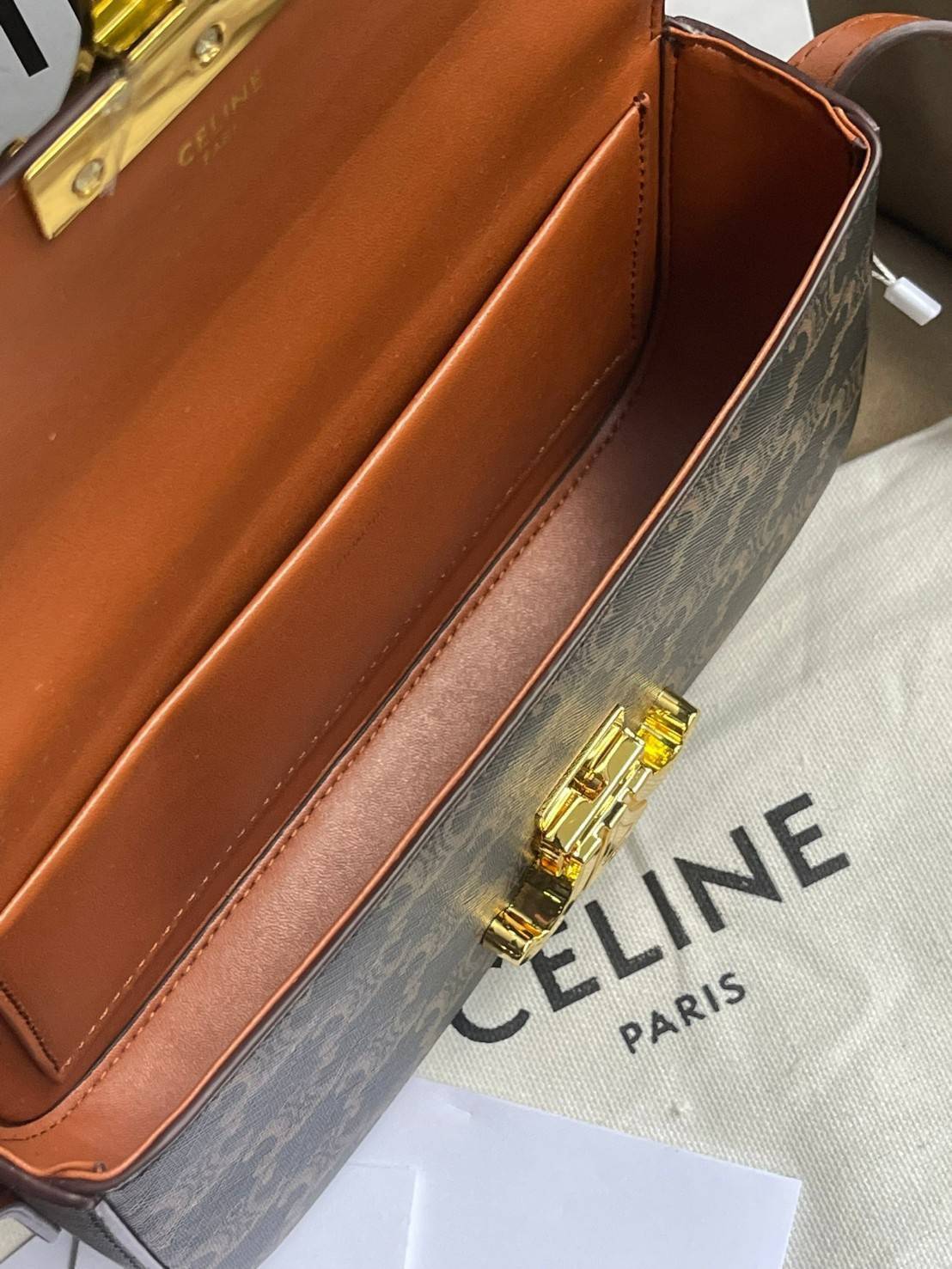 CELINE TRIOMPHE SHOULDER BAG IN TRIOMPHE อีกหนึ่งผลงานการออกแบบของ Hedi Slimane ที่ได้ดึงเอาเอกลักษณ์ต่าง ๆ ของ CELINE ออกมาและทำการตีความหมายใหม่จนได้กระเป๋าเรียบหรูและดูทันสมัย ให้คุณเลือกสะพายในชีวิตประจำวันเข้ากับการแต่งตัวสบาย ๆ หรือจะสะพายออกงานปาร์