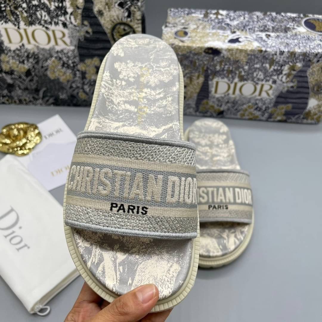 DIOR DWAY SLIDE Toile de Jouy Flowers Embroidered Cotton Dior Sandals รองเท้าแตะที่เป็นเอกลักษณ์ ที่สุดแห่งความหรูหราใช้งานได้ทุกวัน ตัดเย็บจากผ้าฝ้ายปักลาย ประดับด้วยรายละเอียดสวยงาม เสริมส้นยางหนาอย่างดีสวมใส่ง่าย น้ำหนักเบา งานเกรดออริจินอล 1:1 เหมือนท