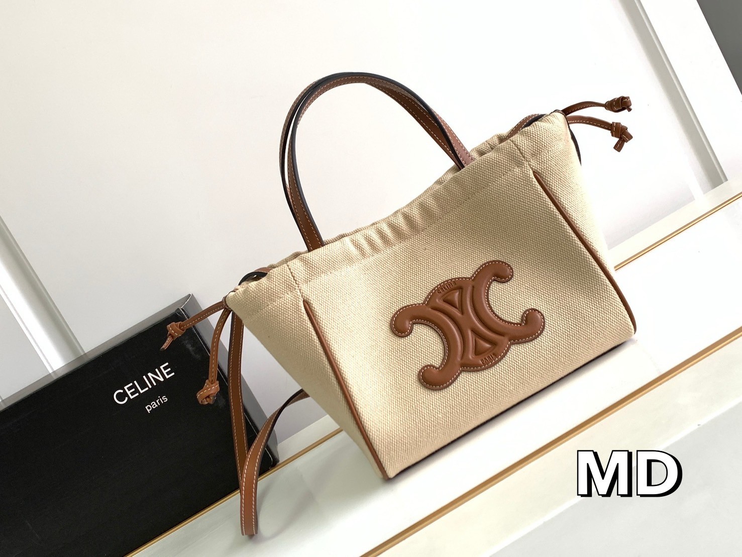 CELINE Small Cabas Drawstring Cuir Triomphe / CELINE TOTE BAG กระเป๋าทรงโท้ทน่ารักน่าใช้ ตัวกระเป๋าหนังนุ่มมาก ปากกระเป๋าเป็นหูรูดดึงปรับทรงได้สองแบบสองสไตล์