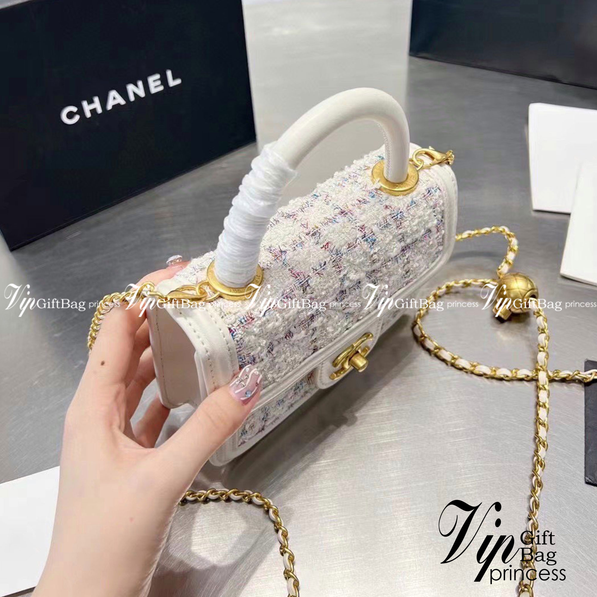 Chanel tweed mini flap bag / Chanel mini top handle กระเป๋าสะพายงานผ้าทวิตเอกลักษณ์เฉพาะของแบรนด์ งานสวยเป๊ะ มาพร้อมสายยาวถอดออกถือสวยๆเริ่ดๆ คิวท์มาก!! ดีเทลน่ารักเพียบ!!