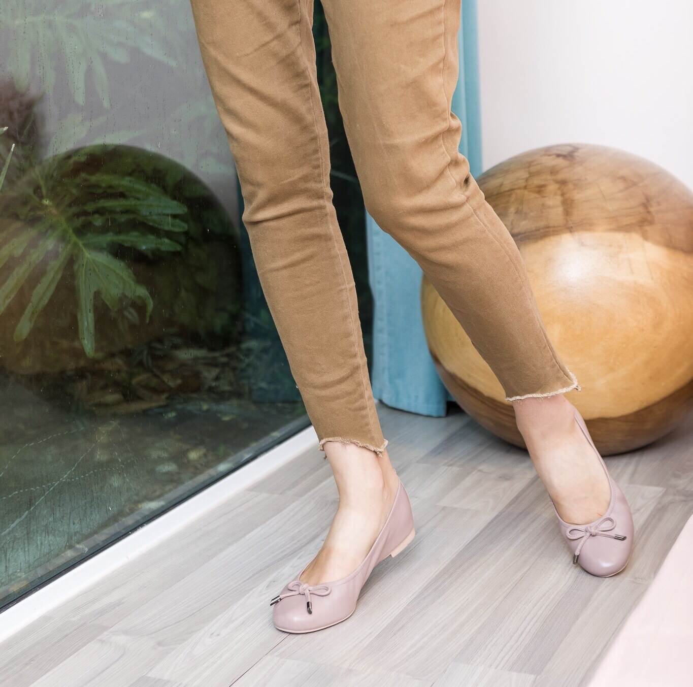 ใหม่ล่าสุด ตามคำเรียกร้อง Ballet_KEEPSHOES รองเท้า ส้น Flat 1 cm. หนังแกะทั้งคู่ ใส่นิ่ม เดินสบาย เหมาะกับทุกวัน 😁 >หนังแกะแท้ นิ่มสบายเท้า ( Import sheepskin ) >ซับหนังแท้ด้านในอย่างดี ระบายอากาศไม่มี กลิ่นอับ ไม่เหม็นเท้า ด้วย Technology N