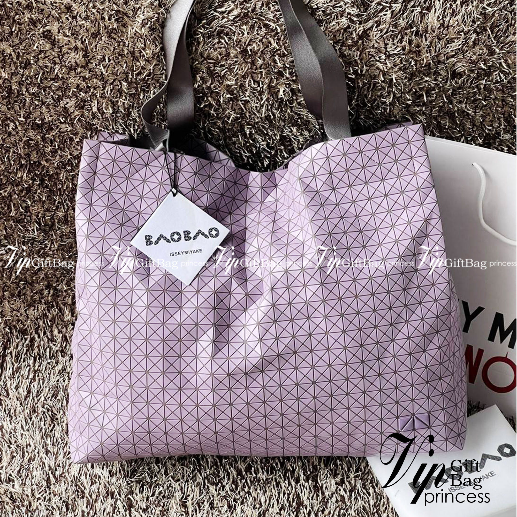 Baobao Issey Miyake Cart geometric tote bag / Miyake Cart Tote Bag รูปทรงที่สร้างขึ้นโดยบังเอิญ' เสื้อผ้าที่มีโครงสร้างและได้รับการออกแบบทางวิศวกรรมอันเป็นเอกลักษณ์ของแบรนด์ ส่งต่อไปยังเครื่องประดับที่น่าประทับใจและไร้กาลเวลาเหล่านี้ กระเป๋าโท้ต Cart