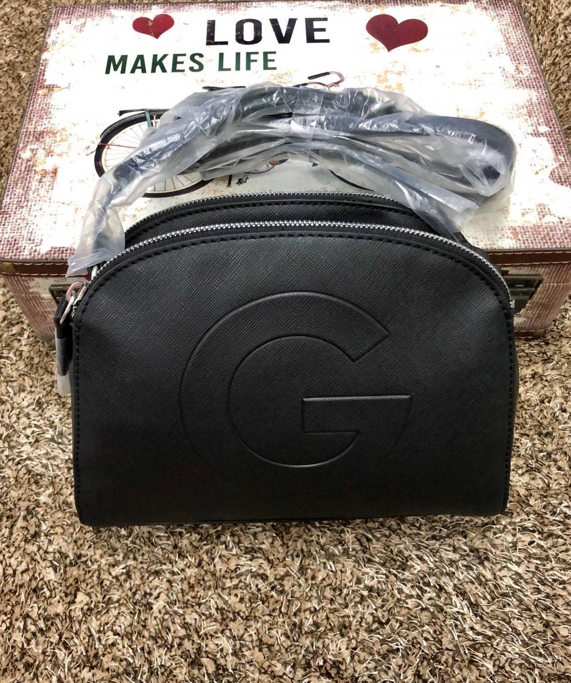 GUESSS GILMAN MINI CROSSBODY BAG กระเป๋าสะพาย 2 ซิป วัสดุ Saffiano คุณภาพดี น้ำหนักเบา ด้านหน้าตกแต่งด้วยโลโก้แบรนด์สวยโดดเด่น เปิดปิดด้วยซิปสะดวกใช้ ด้านในมีช่องใส่ของหลายช่อง ขนาดกำลังดี สายสะพายยาวปรับได้ ราคาสุดคุ้ม ห้ามพลาดค่ะ