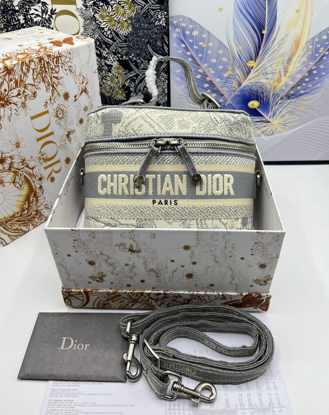 18cm Small DiorTravel Vanity Case กระเป๋าใส่เครื่องสำอาง มาพร้อมกับลวดลาย Oblique ปักอย่างประณีตและประดับด้วยสัญลักษณ์ Christian Dior Paris มาพร้อมสายสะพายและหูจับในตัว ปรับเปลี่ยนใช้งานได้ตามสไตล์