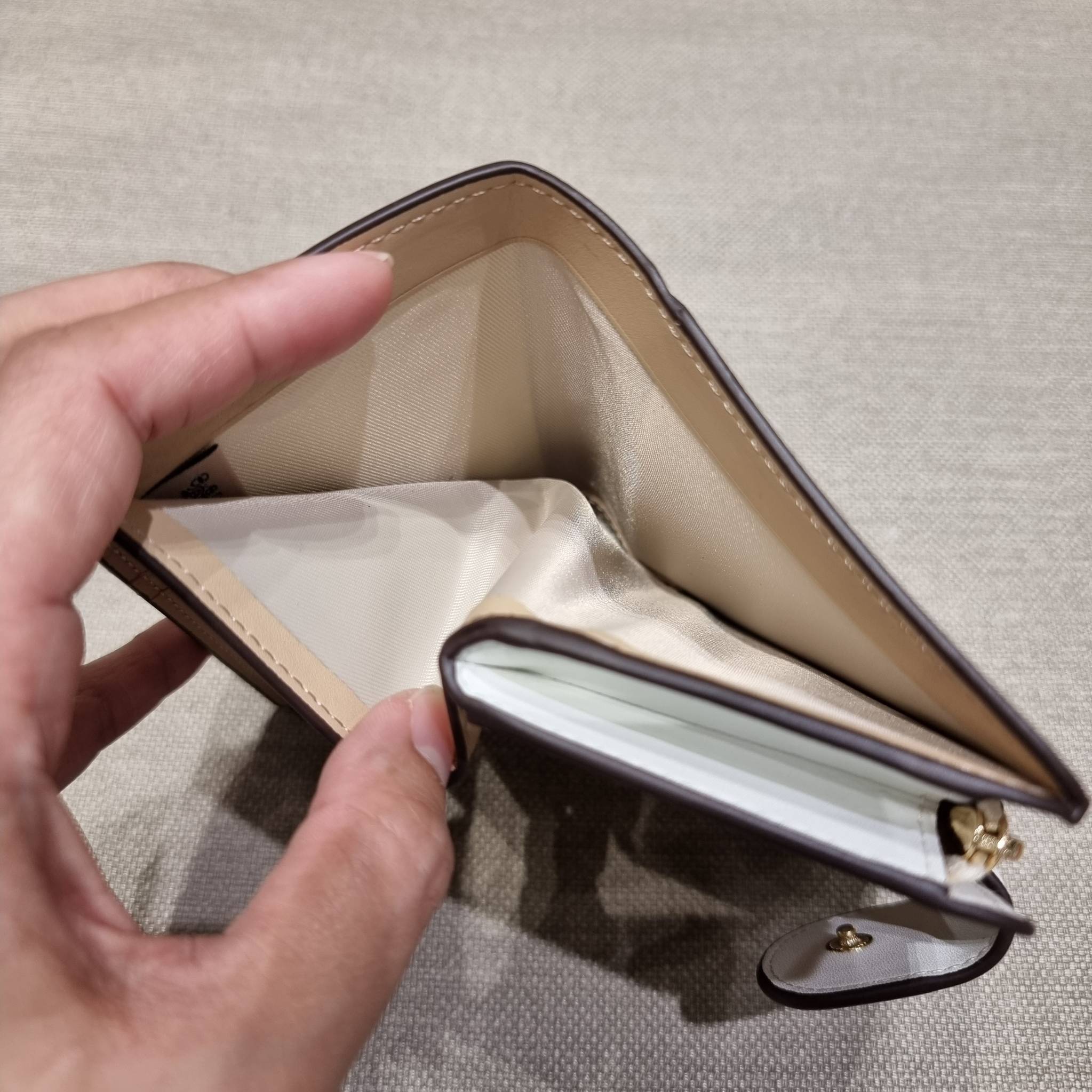 COACH C7414 MEDIUM CORNER ZIP WALLET WITH ORNAMENT PRINT คอลเลคชั่นใหม่ กระเป๋าสตางค์ใบกลาง ดีไซน์ใหม่ สุดหรู คละลายพริ้นท์เต็มใบ น่าใช้ไปอีก วัสดุหนังแคนวาสเคลือบลาย ภายในมีช่องใส่บัตร ใส่ธนบัตรได้ครบ และมีช่องซิปแยก ใบจริงสวยมากๆ แนะนำจ้า ราคาสุดคุ้มครบ