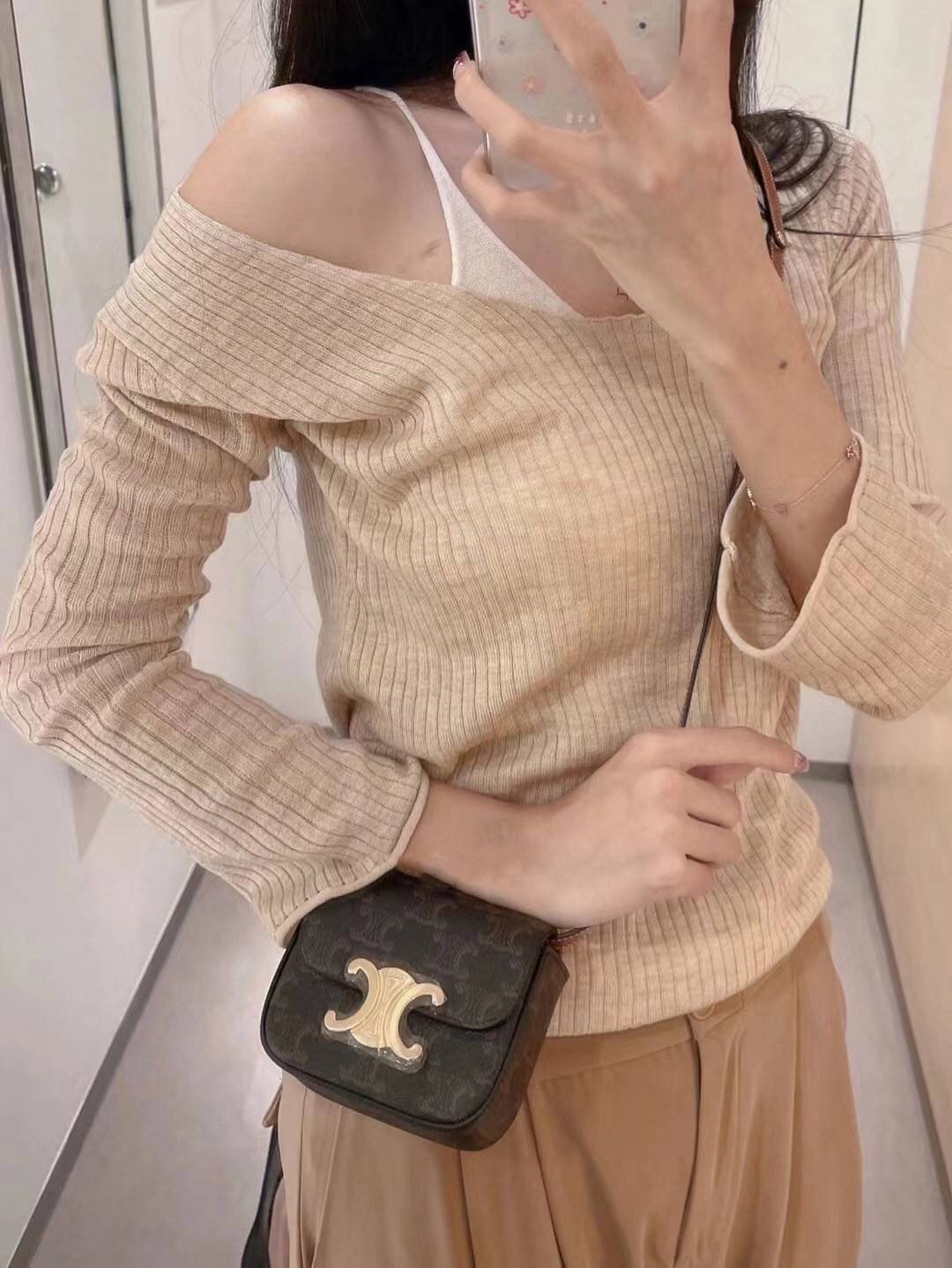 CELINE MINI TRIOMPHE IN TRIOMPHE CANVAS กระเป๋ามินิทรงชิค ดีไซน์รูปกล่องสุดแสนมินิมอล สามารถสะพายแบบ Crossbody และยังเป็น Belt Bagได้อีกด้วย วัสดุแคนวาสลาย Triomphe แบบไม่มีตกยุค ด้านหน้าโดดเด่นด้วยโลโก้สีทอง เป็นอีกหนึ่งตัวเลือกให้คุณเลือกสะพายในชีวิตประ