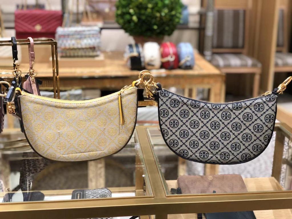 ของแท้ 💯% Tory Burch T monogram jacquard Mini Hobo Bag กระเป๋าลวดลาย T Monogram ใบนี้มาในรูปแบบกระเป๋าทรง Hobo Bag มีความแตกต่างจากกระเป๋าทรงอื่นๆ