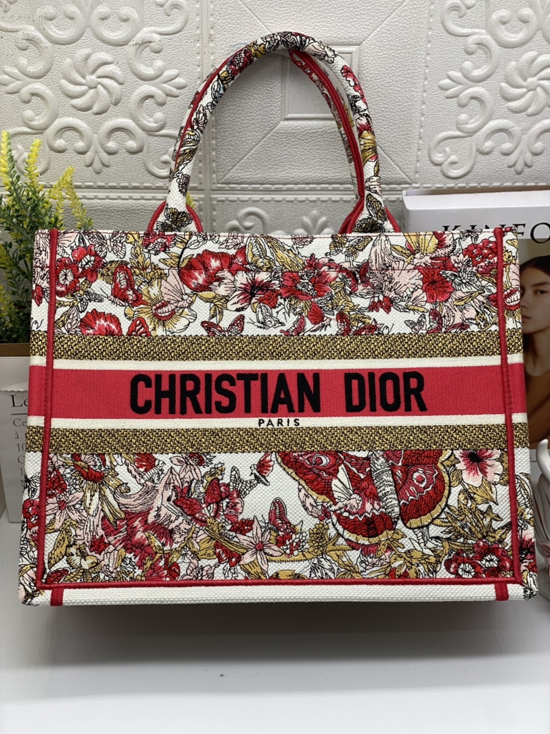 CHRISTIAN MEDIUM DIOR BOOK TOTE เอกลักษณ์ของความหรู เป็นทางช็อปปิ้งBag ที่ต้องมี ภายในโล่งกว้างมาก ใส่ของแบบแน่นๆ จุๆไปได้เลย น้ำหนักเบาสบาย งานออริปักขึ้นรูปสวยมาก มี code stamp พร้อมส่งที่ไทย ภาพสินค้าถ่ายจากงานขายจริง ใช้งานต่างประเทศได้ค่ะ