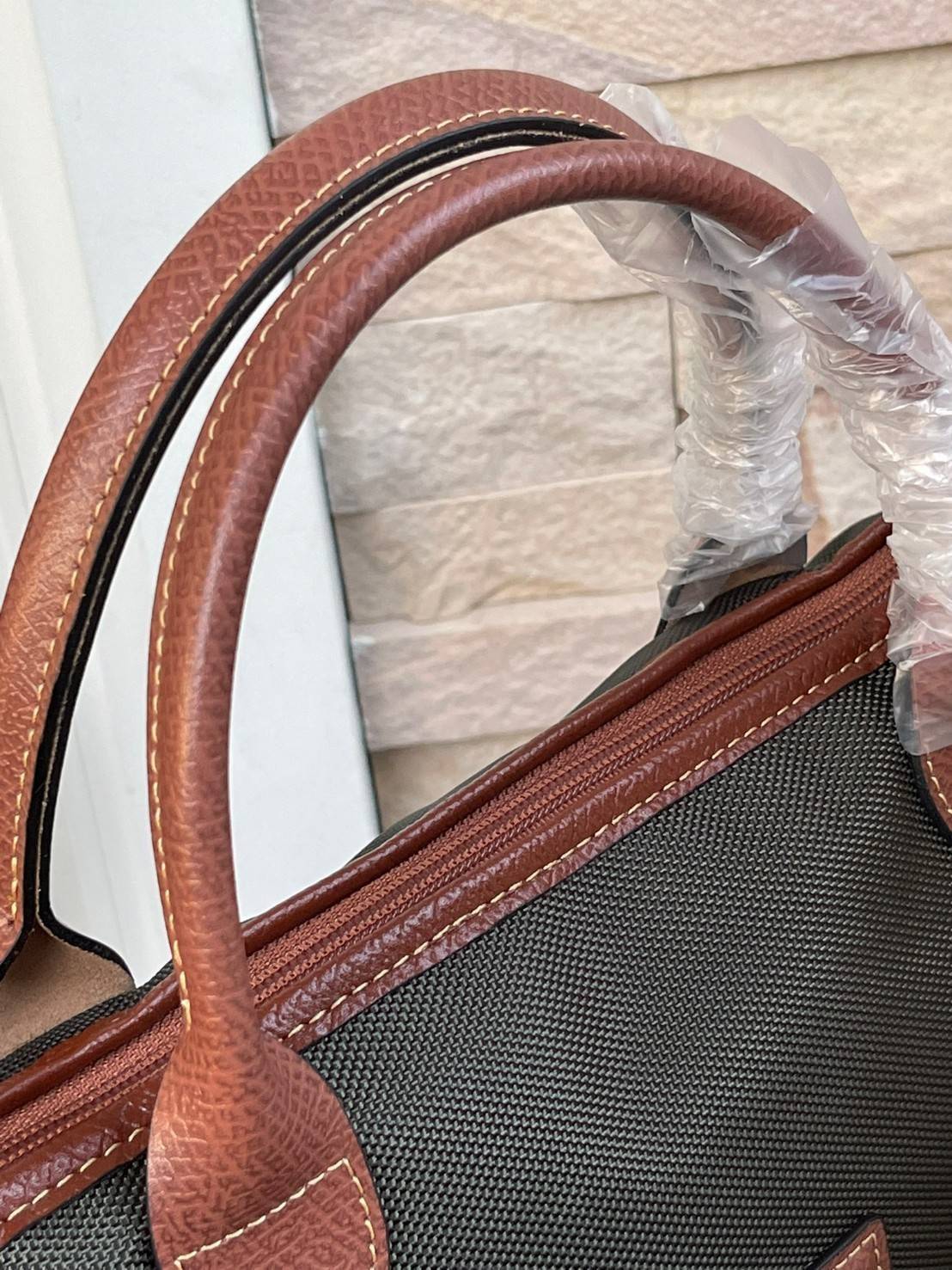 LONGCHAMP BOXFORD TRAVEL BAG M กระเป๋าเดินทางขนาดกลาง มาพร้อมสายสะพายที่สามารถถอดได้ ให้คุณเลือกสะพายไหล่หรือถือได้ มีซิปรูดเปิดปิดกระเป๋าที่ให้คุณมั่นใจได้ว่าคุณจัดเก็บไอเท็มของคุณได้อย่างมิดชิด บ็อคฟอร์ด (BOXFORD) สะท้อนความเป็นเอกลักษณ์ของแบรนด์ที่เปี่