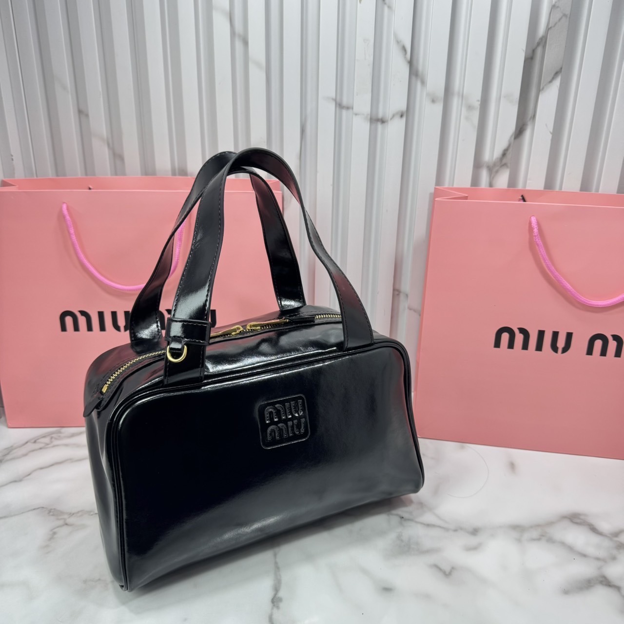 ORI หนังแท้ | Miu Miu Leather top-handle bag กระเป๋าสะพายทรง keepall เรียบแต่ฟาด หรูหราทุกองศา ใครเห็นก็ต้องเหลียว