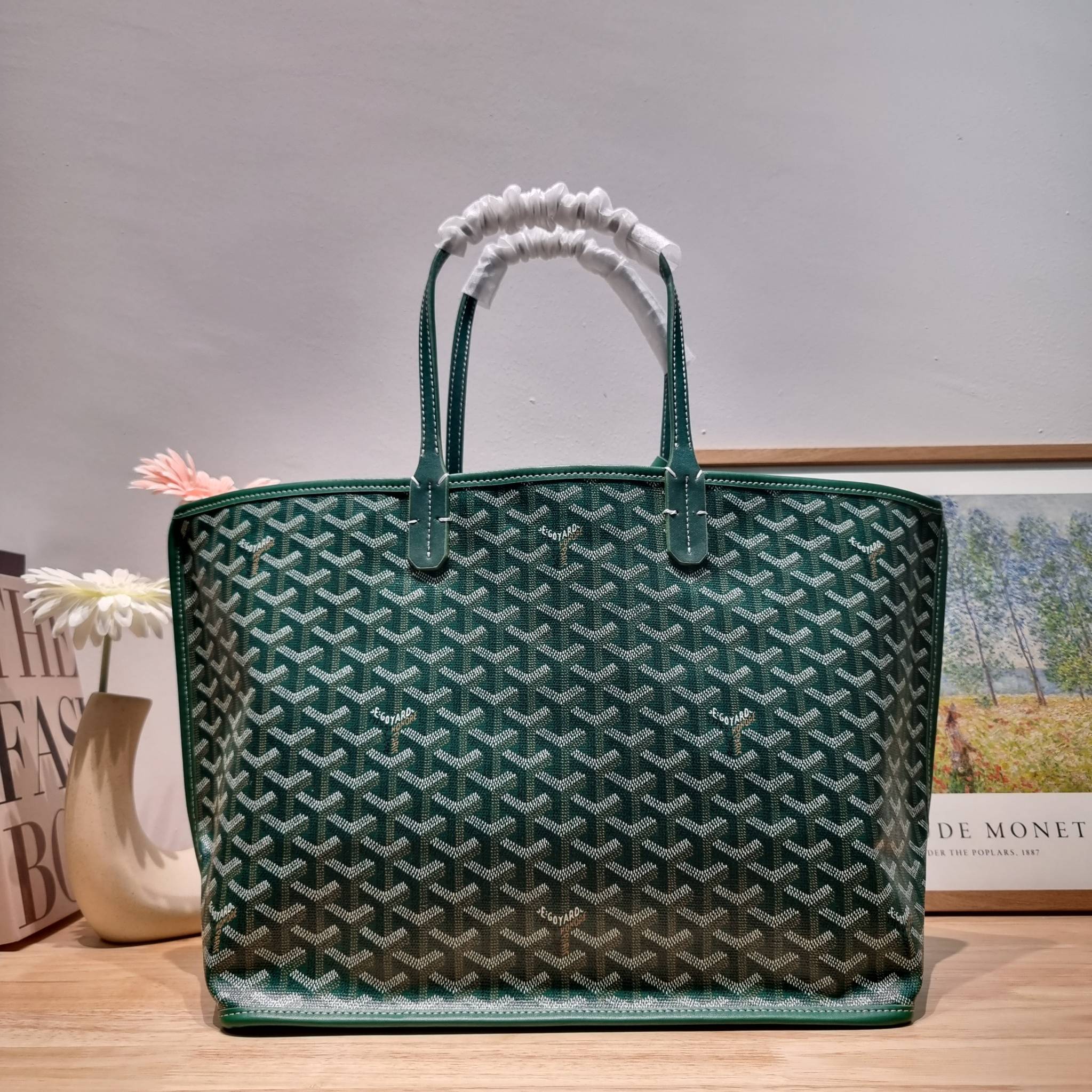 GOYARD ANJOU REVERSIBLE TOTE ฮอตไอเท็ม กับกระเป๋าสะพายทรงโท้ท ใบใหญ่จุใจ!! มาครบสีขายดี เลิศทุกสี รูปทรงคลาสสิค ดีไซน์เป็นเอกลักษณ์ ใช้งานได้หลากหลาย สามารถกลับด้านใช้ได้แบบไม่มีเบื่อ วัสดุหนังแคนวาสพิมพ์ลายสวยคม ภายในโล่งกว้างมาก